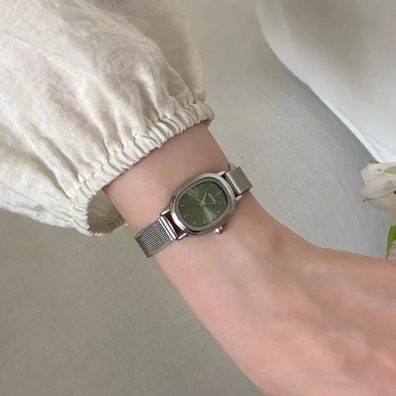 Quiet Luxury Watch - Piccolo quadrante ovale verde orologio semplice