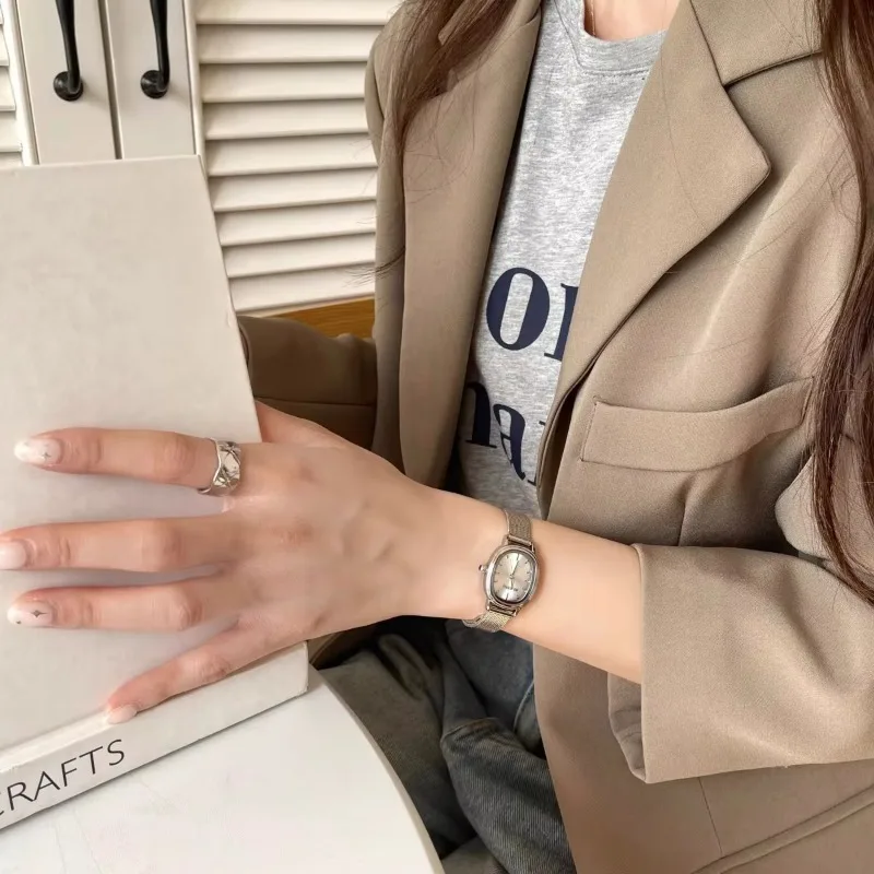 Piccolo quadrante ovale verde  - Quiet Luxury Watch recensione e prezzo