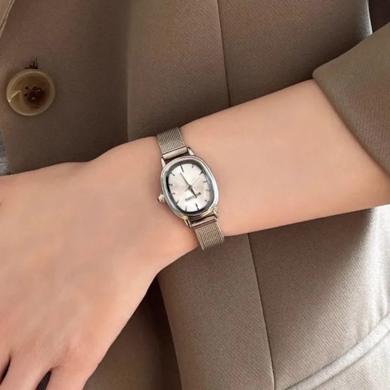 Piccolo quadrante ovale verde  - Quiet Luxury Watch recensione e prezzo
